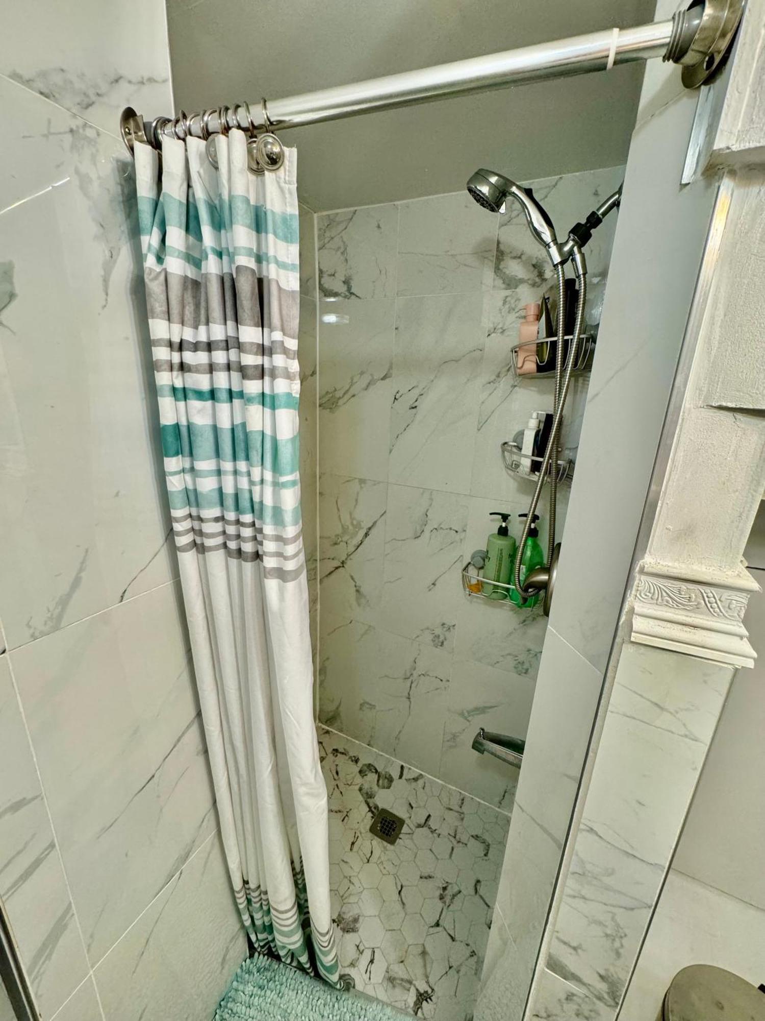 Habitación en casa particular Private With Shared Bathrooms And Air Conditioning 10 Minutes From Seatac Airport *